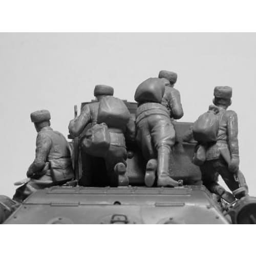ICM 1/35 Scale Soviet Army T-34/76 Tank-Mounted Infantryman with 4 Figures Plastic Model Kit 35368