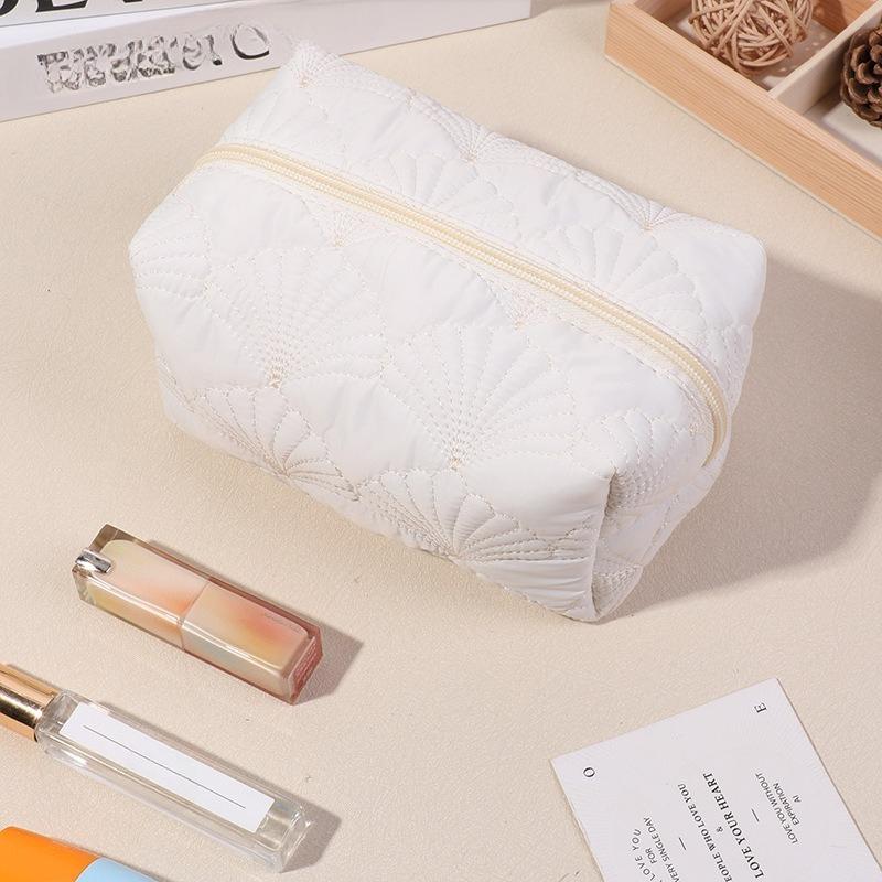 

Shell Makeup Bag Large Capacity Floral Print Cosmetic Pouch Ins Aesthetic Travel Organizer Portable Toiletry Bag for Women 18x18x10cm бежевий
