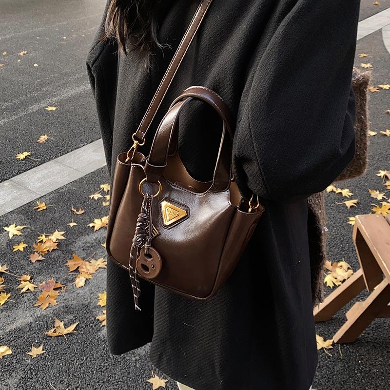 Hand Carry Fashionable Casual Bucket Bag Women's High-end Sense Simple Shoulder Oblique Span Bag 2025 Autumn and Winter New Niche Design