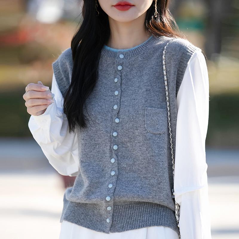 Den nya stickade koftan med rund hals för vår och höst kommer i två delar med en lös och mångsidig färgskala och en stark designkänsla.