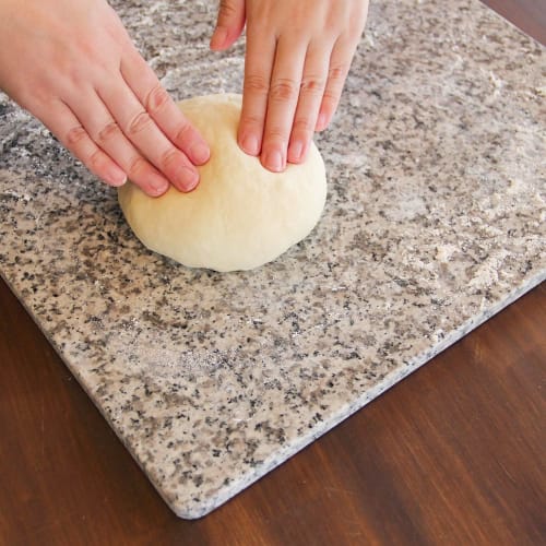 This non-stick bread kneading board and rolling mat is made in Japan with peace of mind. It measures 40 x 40 x 1.3 cm and is easy to use even for begi