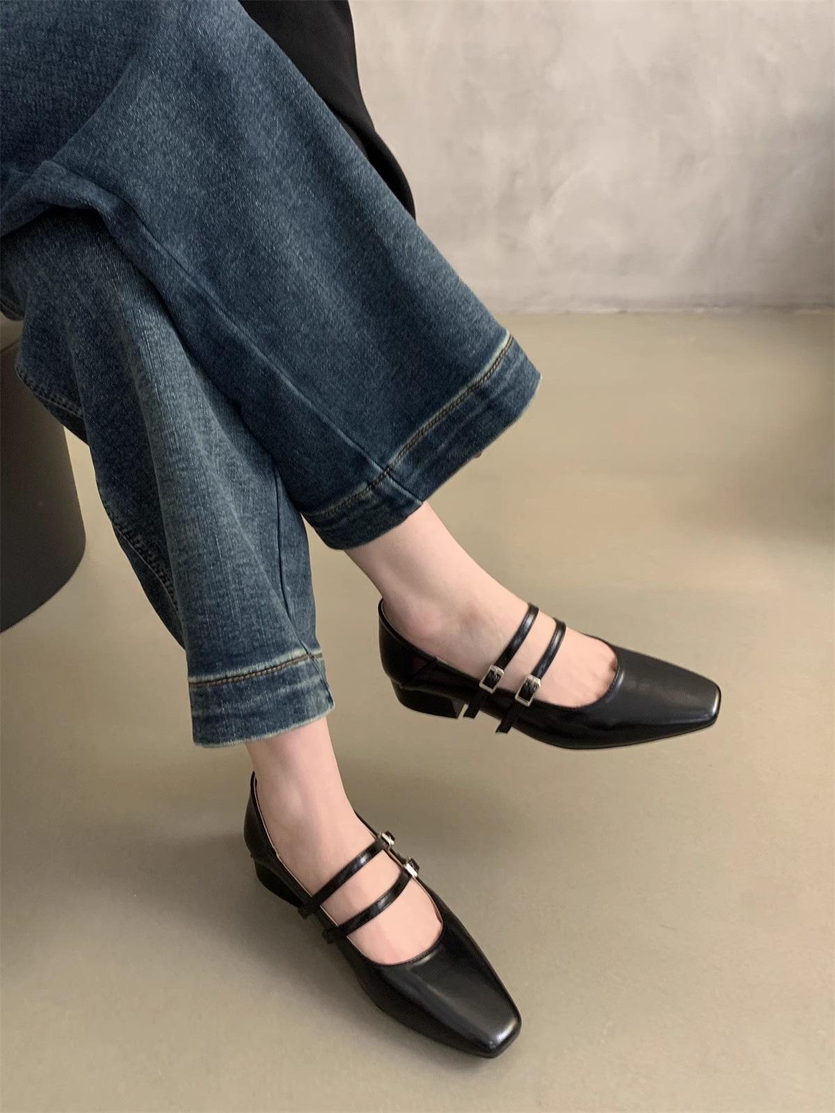 

Огромные мягкие и удобные туфли Мэри Джейн на толстом каблуке с квадратным носком и ремешком с двойной пряжкой, новинка весны 2025 года, женские туфли-лодочки на низком каблуке с открытым верхом. 39 чёрный