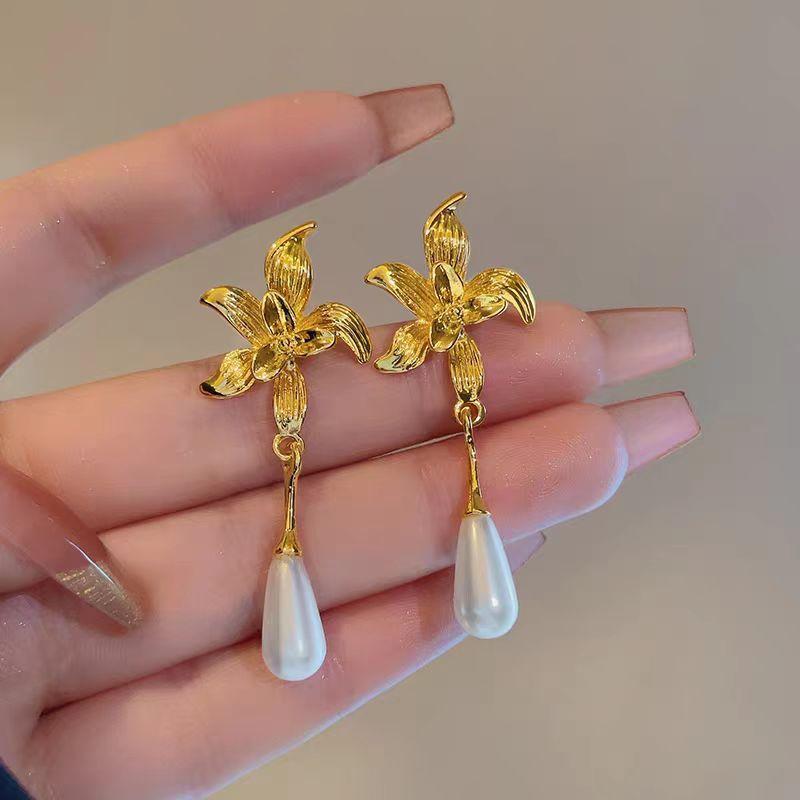 

Light luxury personality French retro flower fringed earrings women, niche design high-end temperament pearl pendant earrings 925 silver needle