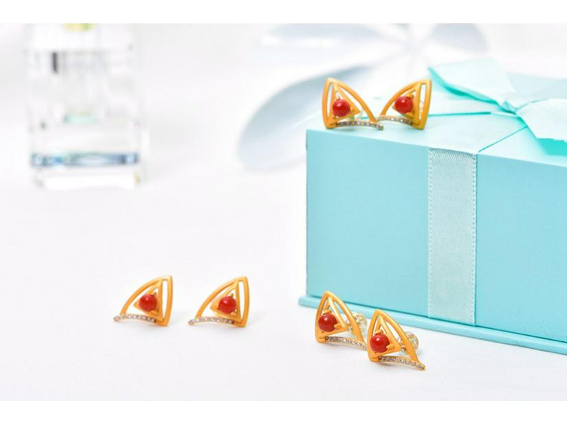 Stylish Geometric Triangle Earrings in Gold-Plated 925 Sterling Silver with Southern Red Agate