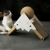 Langlebiges und langlebiges vertikales Katzenkratzbrett mit Sisalball für endlosen Spaß