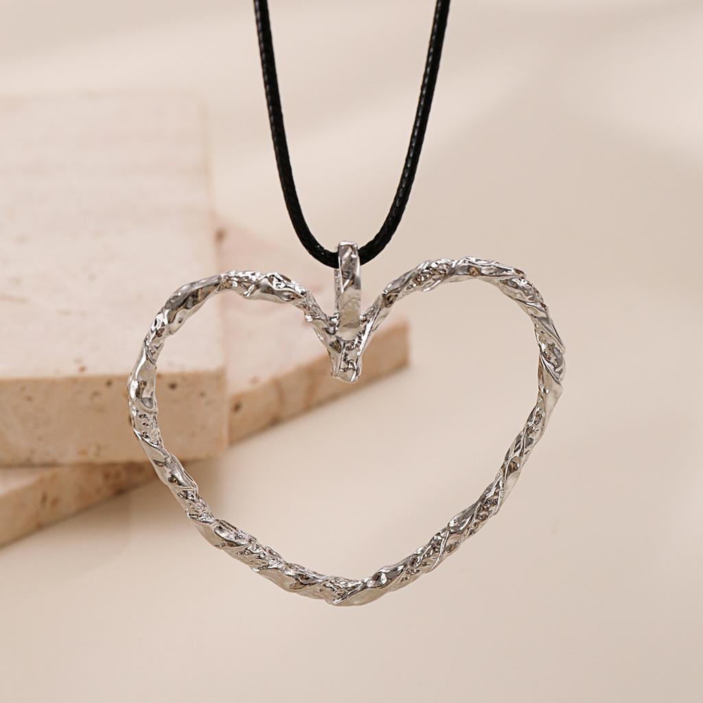 Sweet and Cool Exaggerated Big Love Necklace Metal Velvet Collar for Women, Versatile