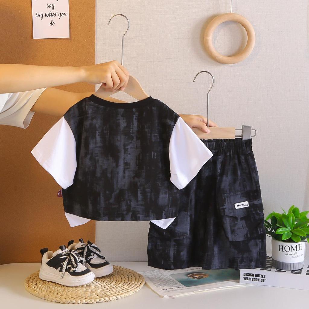 Neues Camouflage-Fake-Zweiteiler-Kurzarm-Set für Kinder - Trendy und Lässig für Baby-Jungen
