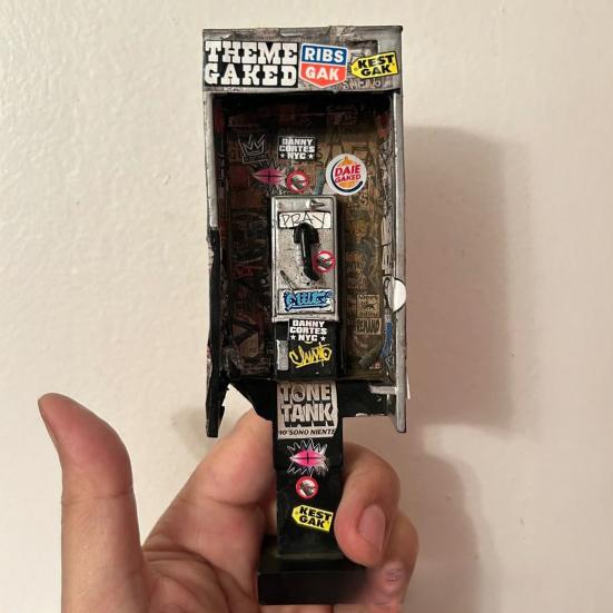 Miniature American Payphone Decoration 1/12 Scale Vintage Mini Graffiti Payphone Model Dollhouse Urban Street Phone Home Office Ornament
