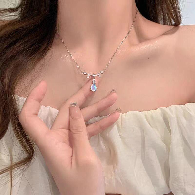 Korean Pearl Necklace: High-End Silver Clavicle Chain with Niche Design, Perfect for Light Luxury and Sweater Pendants.