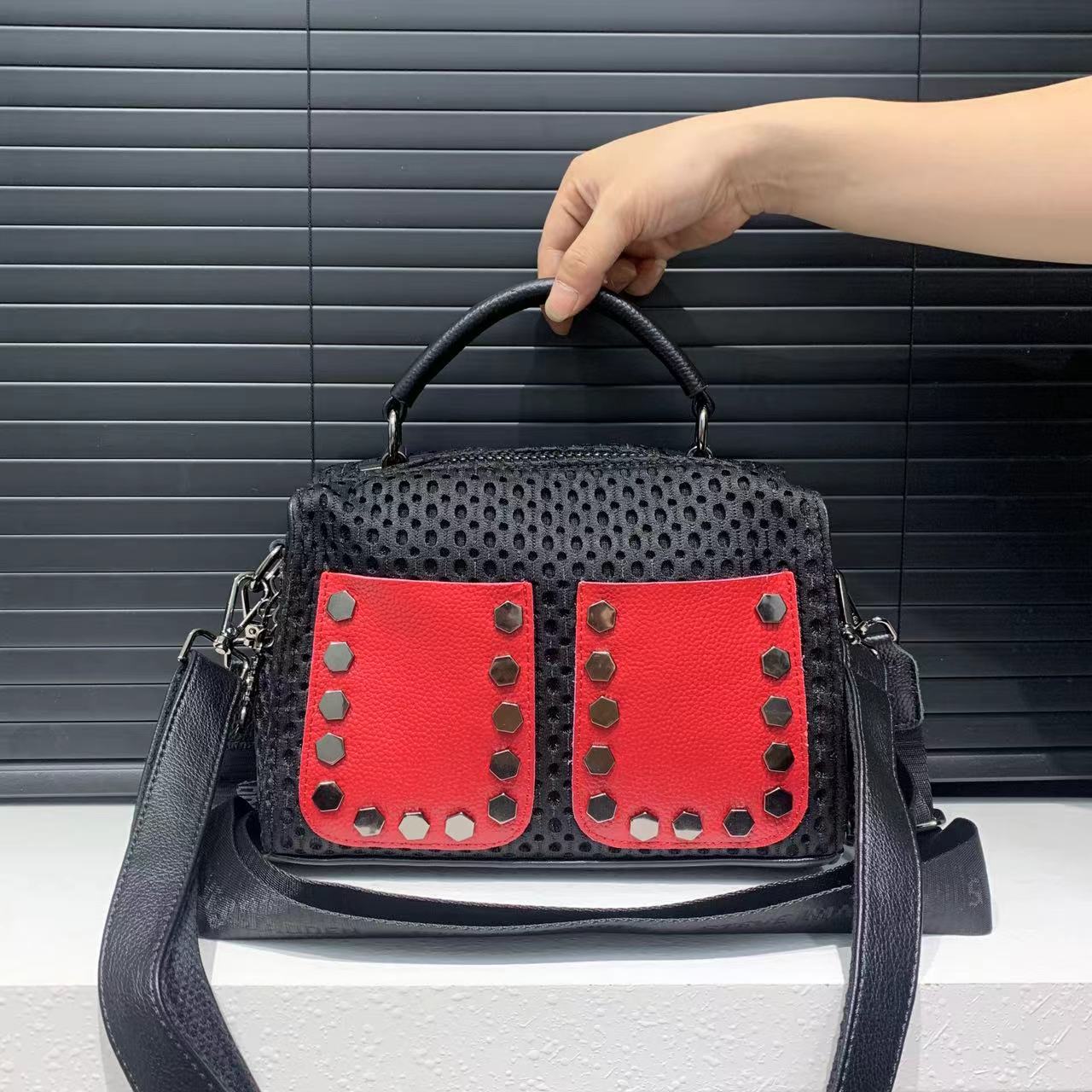 

Женская сетчатая сумка через плечо, большая вместимость, пэчворк, заклепки, сумка-кроссбоди, ручная сумка красный