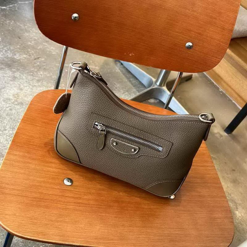 

2025 Новая натуральная кожа коровья кожа верхний слой коровья кожа ретро заклепки пряжка украшение одно плечо диагональный крест женская сумка Approximately 27 x 19 x 11CM