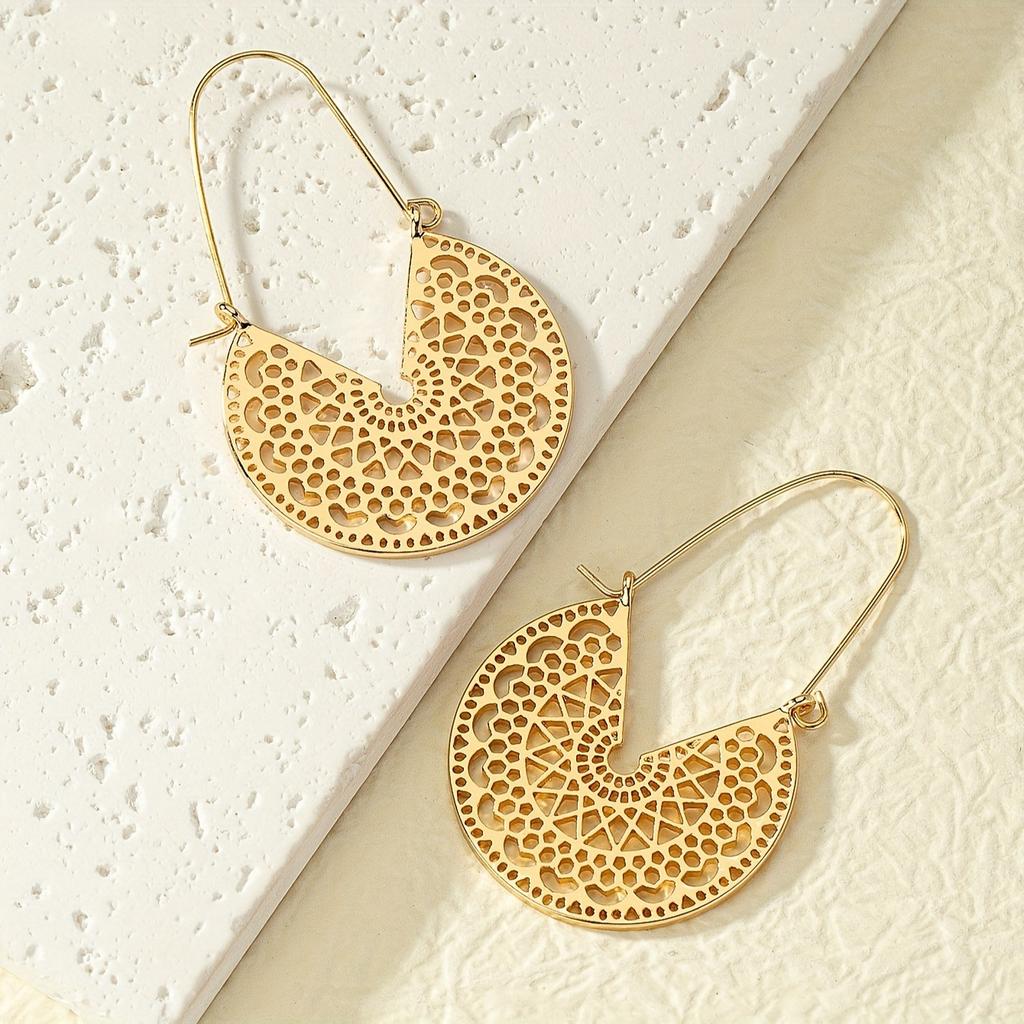 Goudgeel hol patroon etnische oorbellen, modieuze persoonlijkheid, luxe, elegante sfeer, literaire en geavanceerde uitstraling