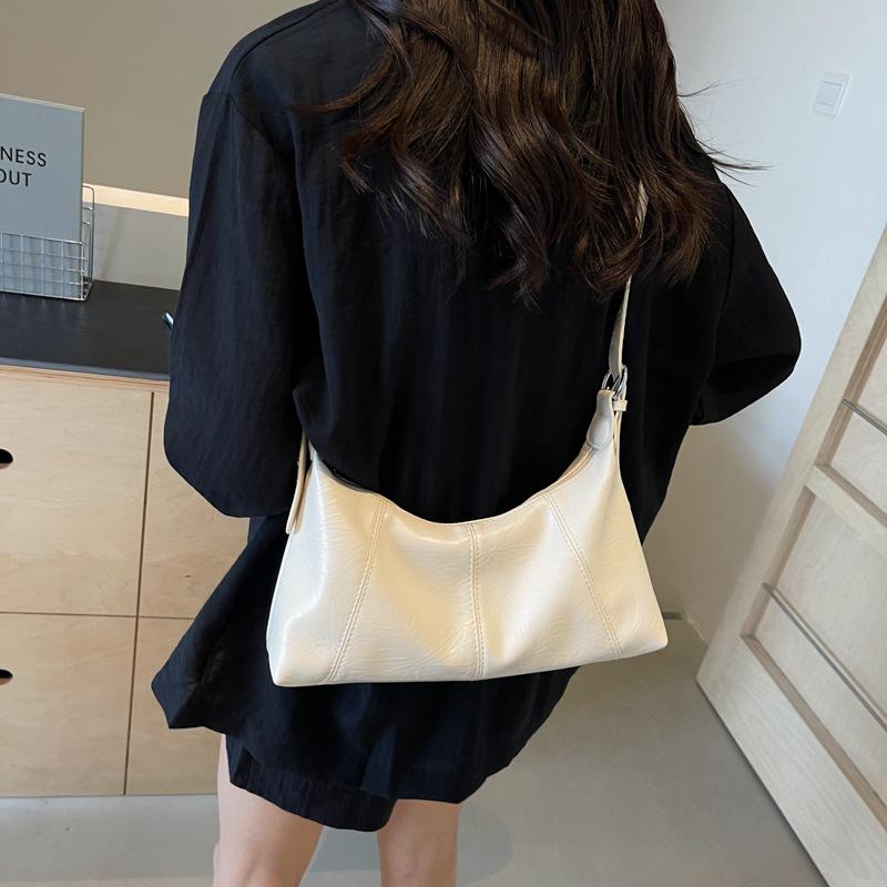 This winter's new soft leather large-capacity casual versatile one-shoulder crossbody bag fashionable high-end commuter dumpling bag