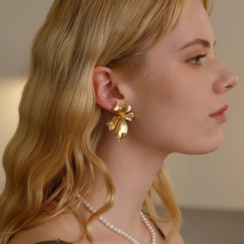 Niche Retro French High-end Temperament Metal Flower Simple Earrings Earrings Women