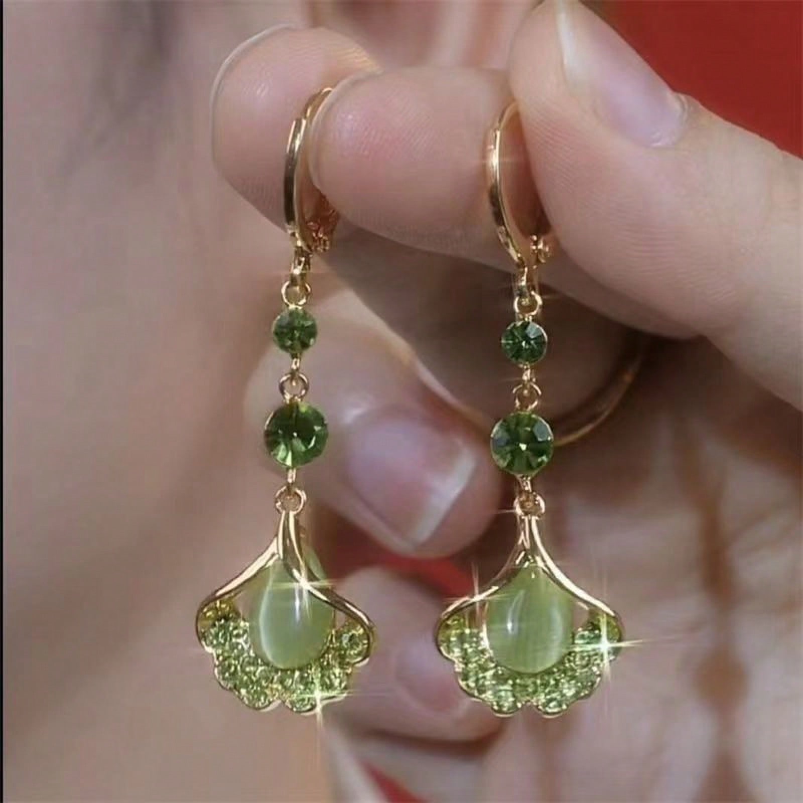 

A pair of cat s eye tassel earrings, clasp-style high-end ginkgo earrings, suitable for women s everyday wear.