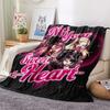 1pz Coperta di Flanella con Stampa Bratz, Alta Qualità per Tutte le Stagioni, Arredamento per la Casa, Calore e Comfort, Perfetta per Regali di Natale