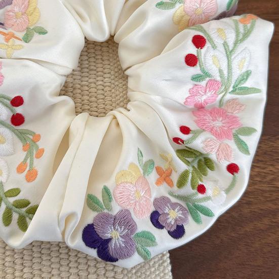 Floral Scrunchies Satin Scrunchies Embroidery Flower Scrunchies Aesthetic Elastic Hair Band No Damage Hair Ties Blossom Ponytail Holders for Women