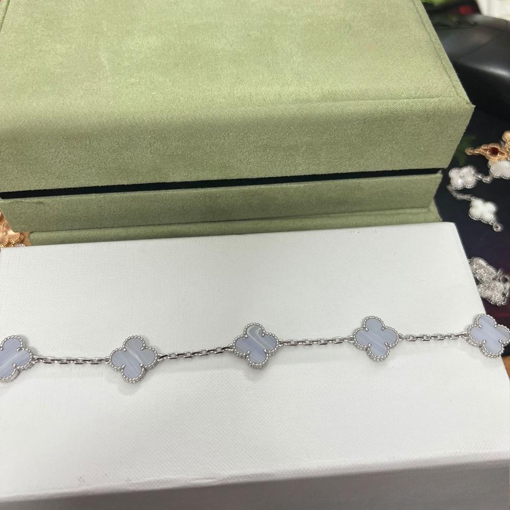Vierblättriges Klee- und Fünfblüten-Armband mit rotem Achaten - Ein Geschenk für deine Freundin