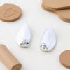 Retro cream leaf earrings, white oil dripping leaf roll earrings, fashionable and elegant, niche design women's earrings.