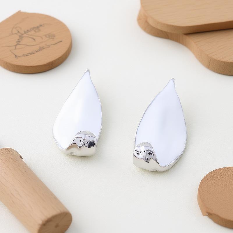 Retro cream leaf earrings, white oil dripping leaf roll earrings, fashionable and elegant, niche design women's earrings.