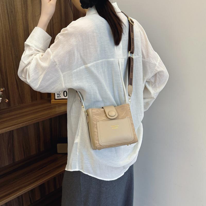 2025 women's bag popular bag new trend fashion portable shoulder bag retro bucket messenger bag ins