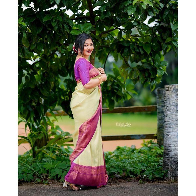 Dieser wunderschöne Saree ist elegant mit wunderschönem solidem Jacquard-Gewebe verziert, das dem Outfit einen perfekten Look verleiht.