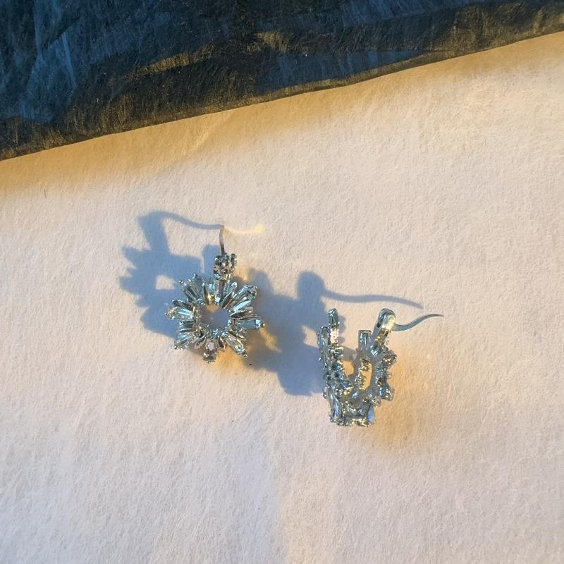 Elegant and High-end Sense of Brilliant Zircon Ice Flower Six-pointed Star Stud Earrings