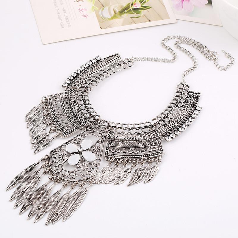 Qw Vintage European Designer Necklace With Hollow Flower Pattern And Leaf Tassel For Gift And Travel Souvenir