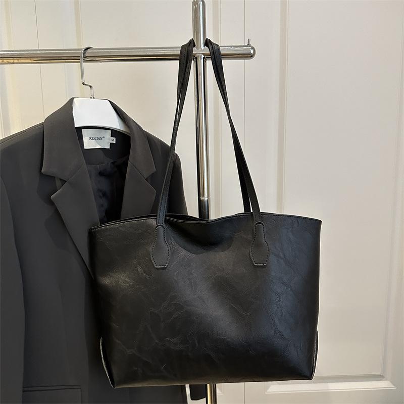 This year, it is popular, beautiful, oily, commuter, retro 2025 autumn new, foreign style, shoulder and underarm portable tote bag.