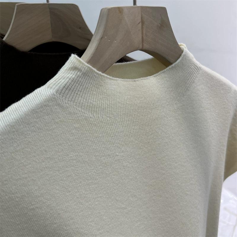 Dámský úzký pletený svetr s motýlkovými rukávy - poloviční vysoký límec, bez rukávů, jaro 2025