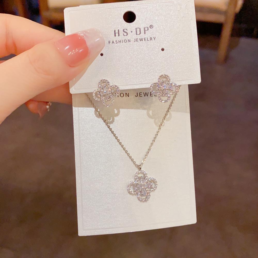 Exquisite Zirconia Four-Leaf Clover Stud Earrings and Necklace Set: Elegant Light Luxury with a High-End Feel.