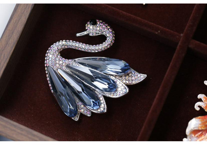 Bo Xin Yun Luxury Crystal Swan Brooch for Women - Elegant Fashion Accessory for Cardigans and Suits