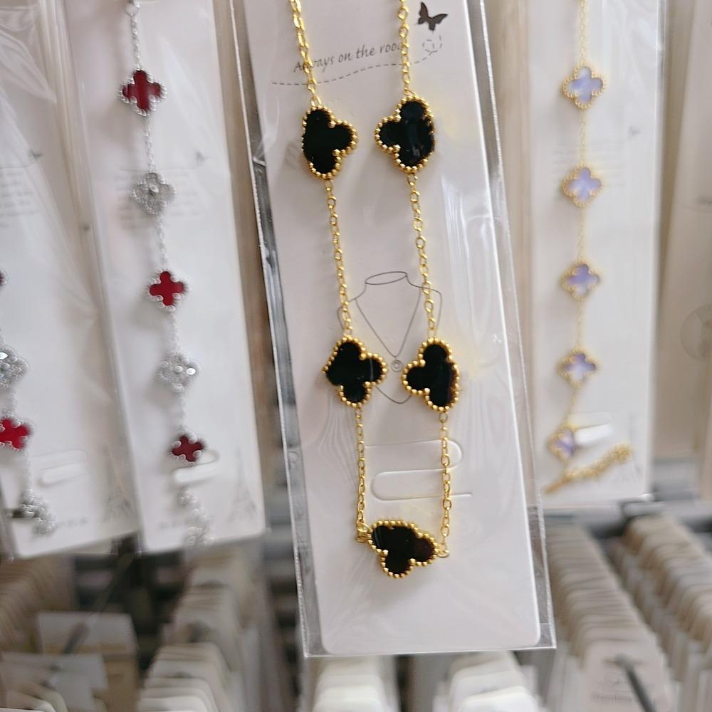 This Stylish Non-fading Four-leaf Clover Necklace for Women Is Suitable for Wearing in The Shower and Features A Double-sided Design