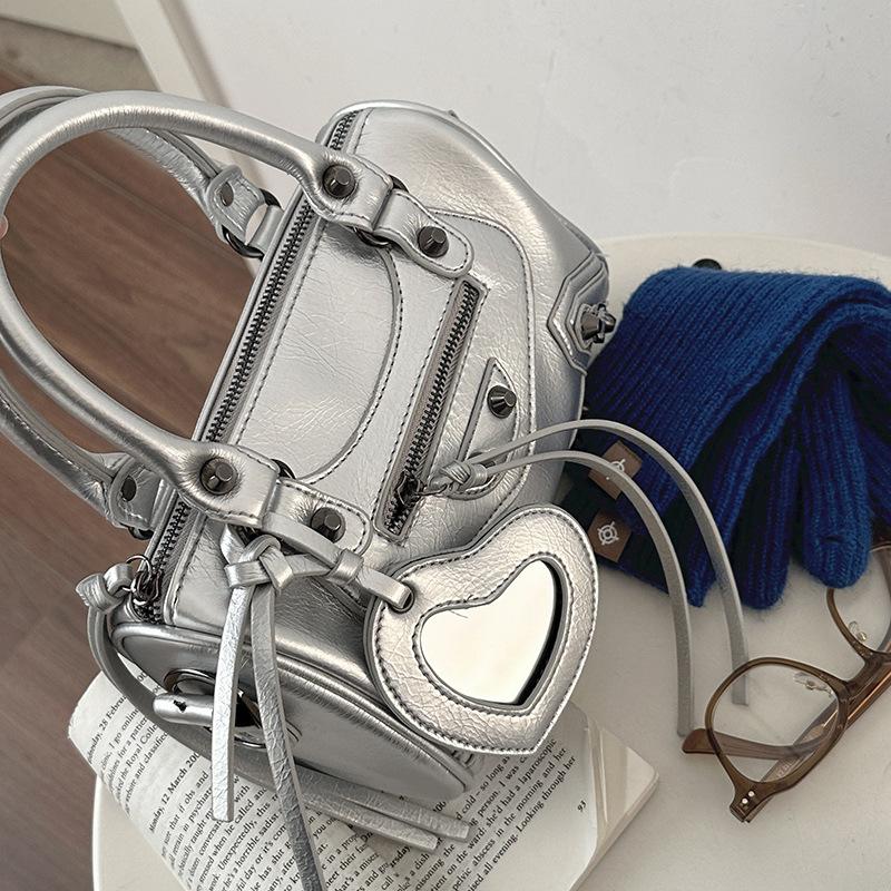 

Korean version of the trendy motorcycle bag women s 2025 new fashion hand-held pink pillow bag with wide shoulder straps and crossbody bag серебряный