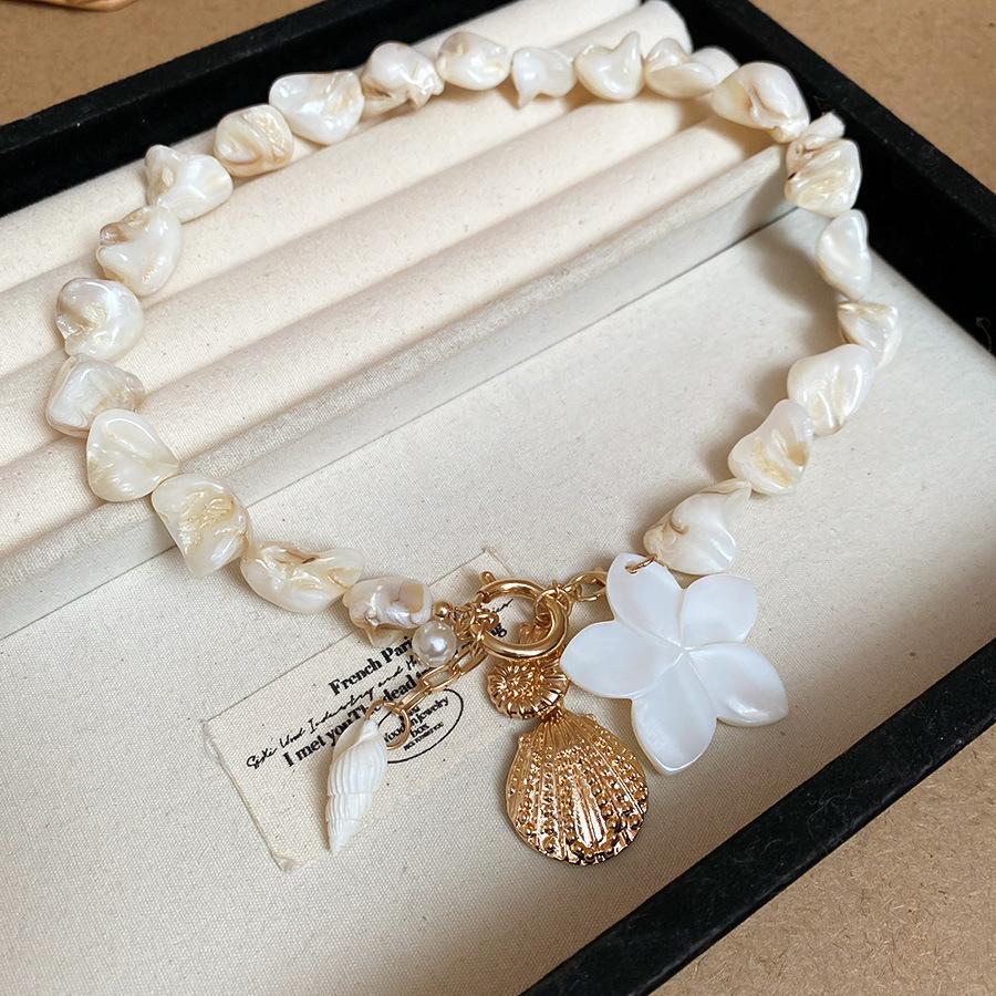 European and American color acrylic shell beaded necklace design sense collarbone chain exaggerated necklace women