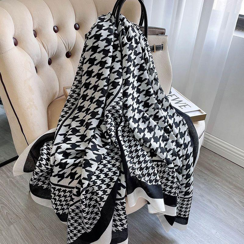 Luxury Brand Autumn and Winter Women New Style Fashion Color Matching Print Silk Scarf Lady Popular Headcloth Beach Shawl