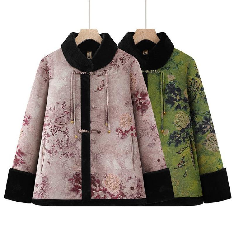 Middle-aged and old mothers wear woolen coats, grandma winter tops, and fleece old ladies' fur is integrated.