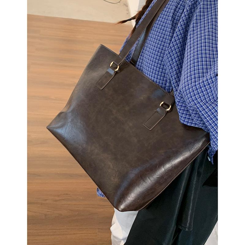 

Ретро высококлассная женская сумка для通勤 2025 новая однотонная простая сумка-тоут большой вместимости универсальная сумка через плечо кофейный