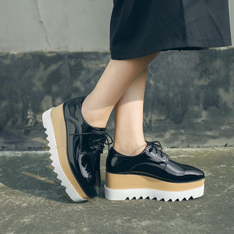 Осенние женские туфли из бисквита в британском стиле на толстой подошве, туфли из лакированной кожи со шнуровкой и квадратным носком, одинарные туфли с глубоким вырезом, высокие каблуки, скошенный каблук HZB 34 чёрный