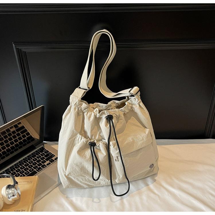 Korean version of fashion casual shoulder bag 2025 new multi-pocket drawstring bucket bag versatile girl lightweight messenger bag