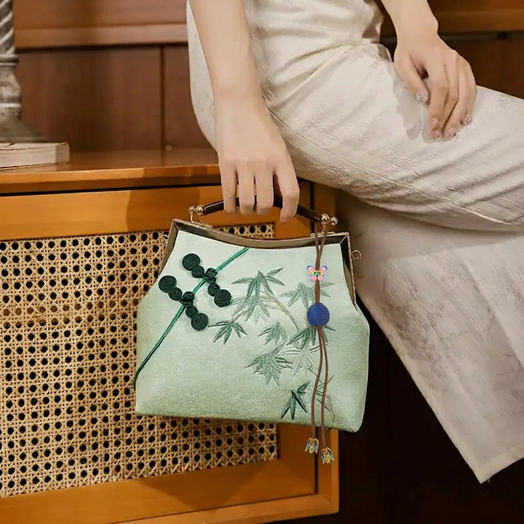 Cadena para Teléfono con Colgante de Trébol de Cuatro Hojas y Mariposa Tejida de Lana Bohemia para Mujer