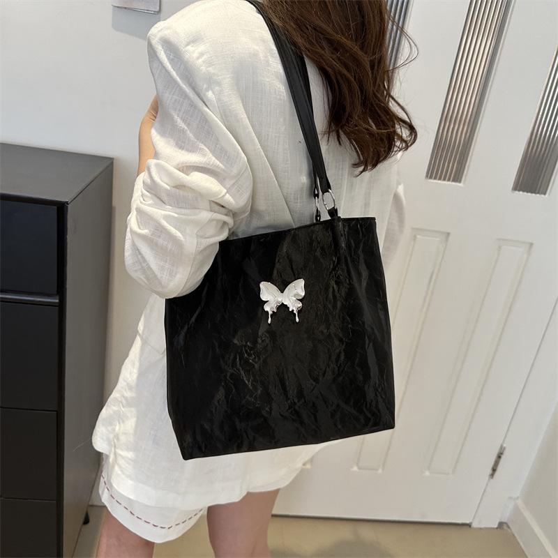 Large-capacity Casual Foreign Gas Bucket Bag 2024 New Fashionable Butterfly Texture Commuting Single Shoulder Underarm Tote Women's Bag