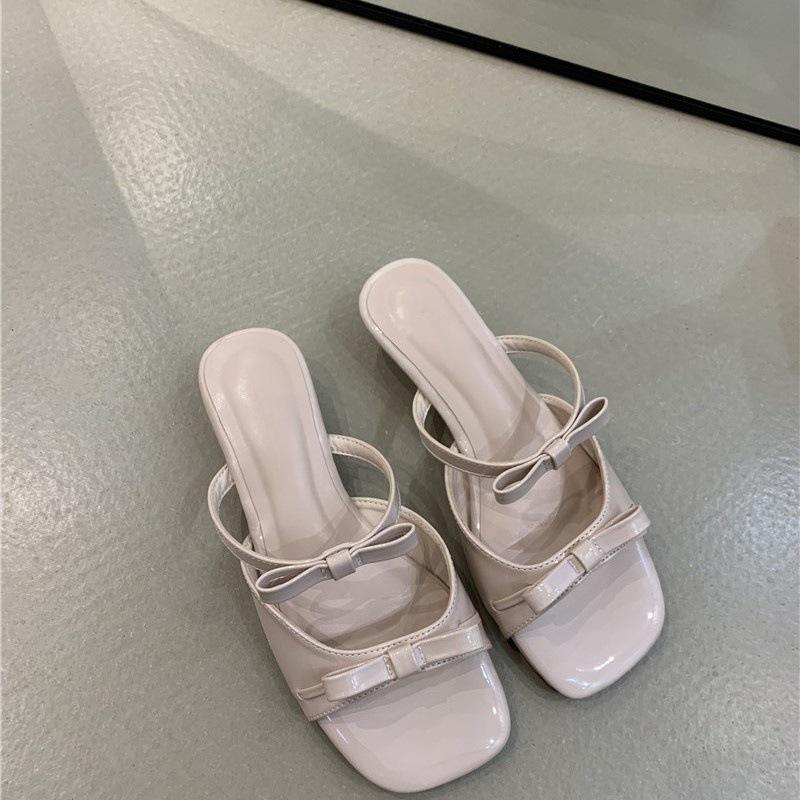 Französische süße Doppel-Schleife coole Hausschuhe Damen 2025 Sommer Temperament elegant Feenwind Keilabsatz Urlaubs-Hausschuhe