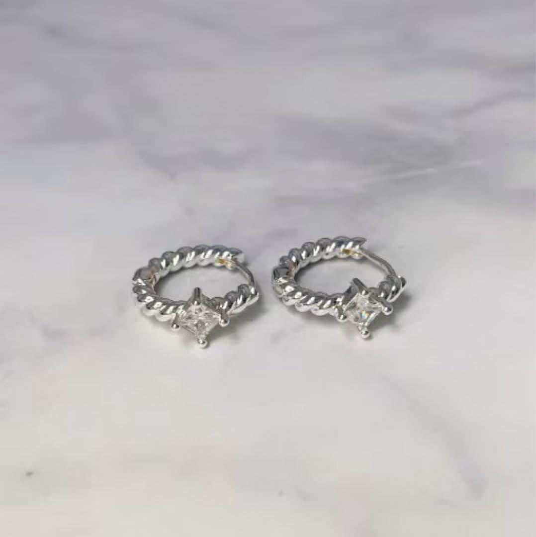 

[БУВШИЙ У ВЖИВАННІ] Носив V з BTS! Срібні сережки-кільця з крученим дизайном