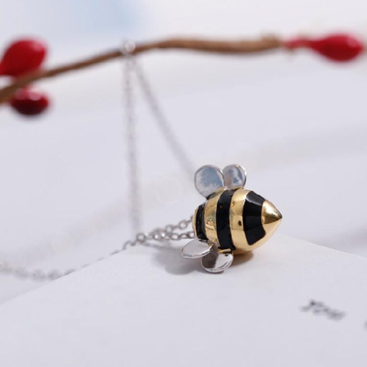 Beautiful Bee Pendant Necklace Silver Classy Clavicle Chain for Street Shooting