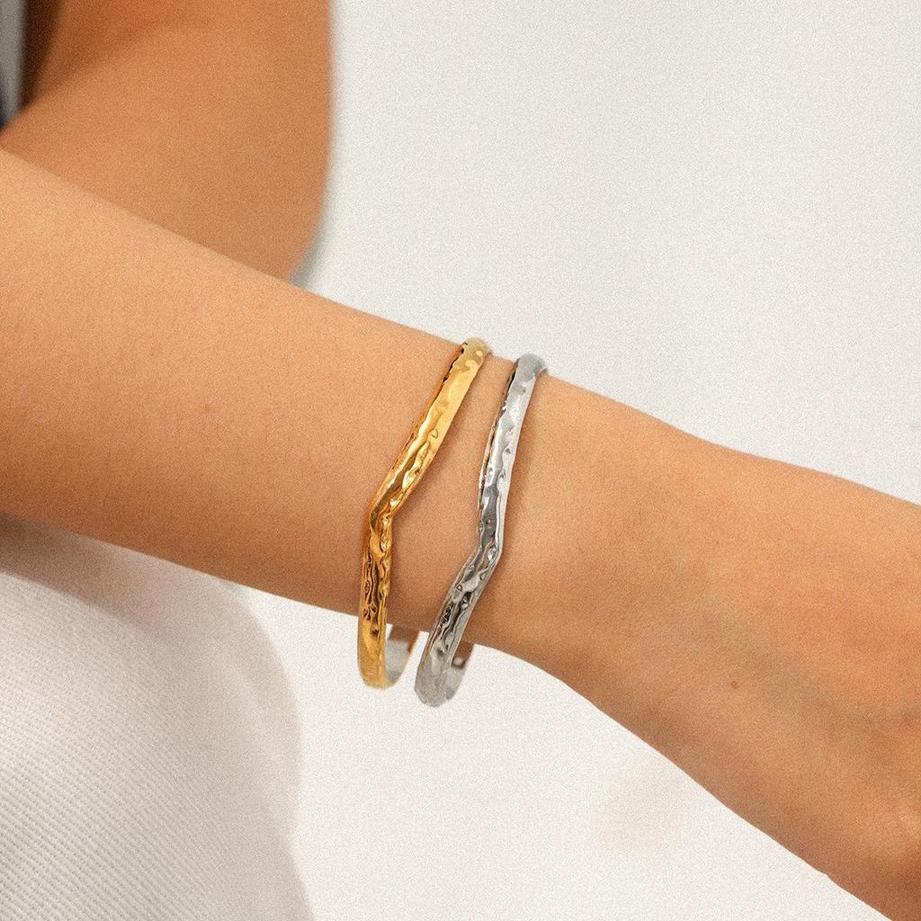 Europäischer und Amerikanischer Stil Gehämmertes Gold/Silber Offener Edelstahl Armreif – Vielseitiges Hohldesign für Damen