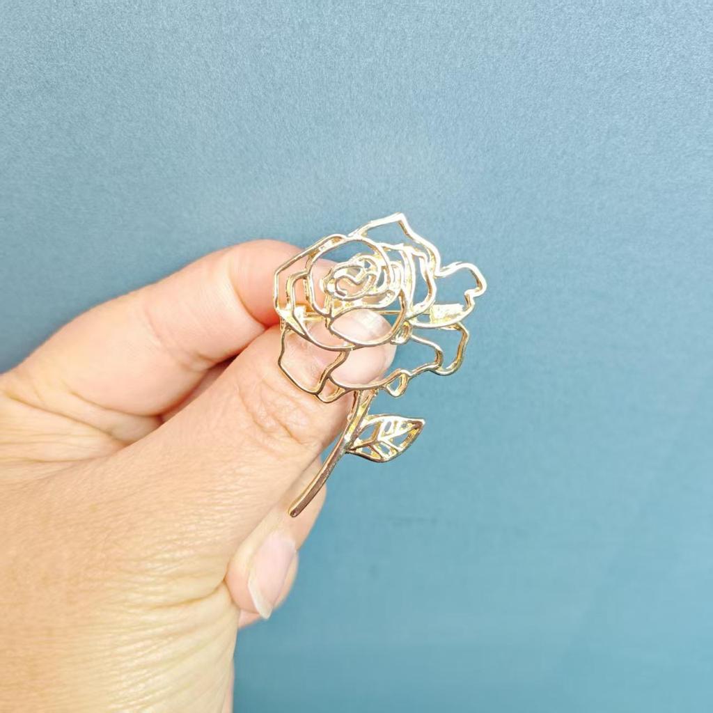 Exquisite Hohl geschnitzte Rose und Kamelie Brosche - Elegantes Metall-Anstecknadel-Accessoire für Damen
