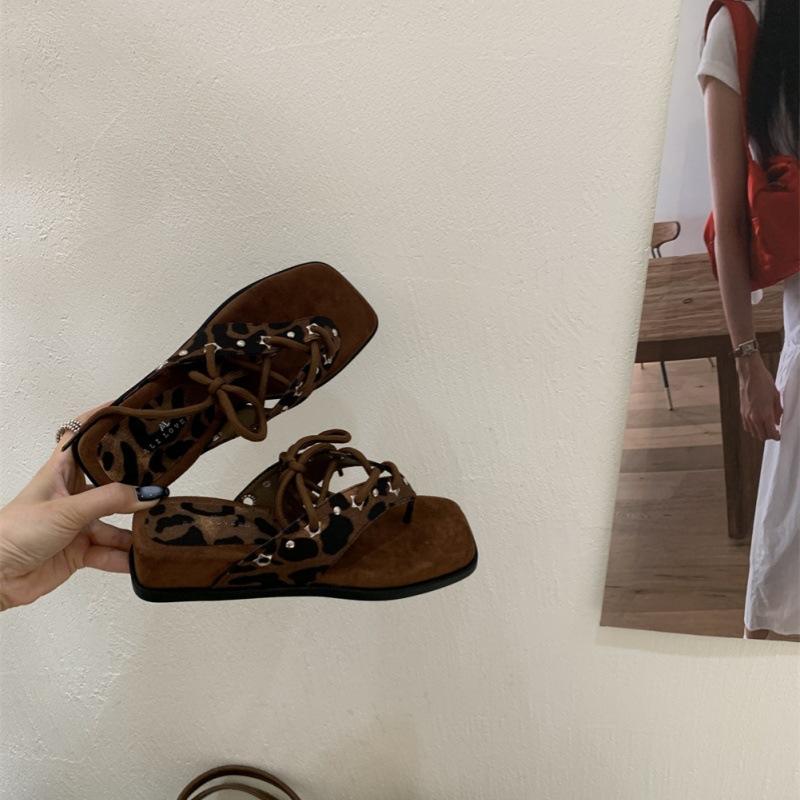 

Private collection! Huge niche~ Retro plaid-controlled rivet flip-flops, women s slope heel heel heel heightened and thin holiday cool slippers 40 леопардовый