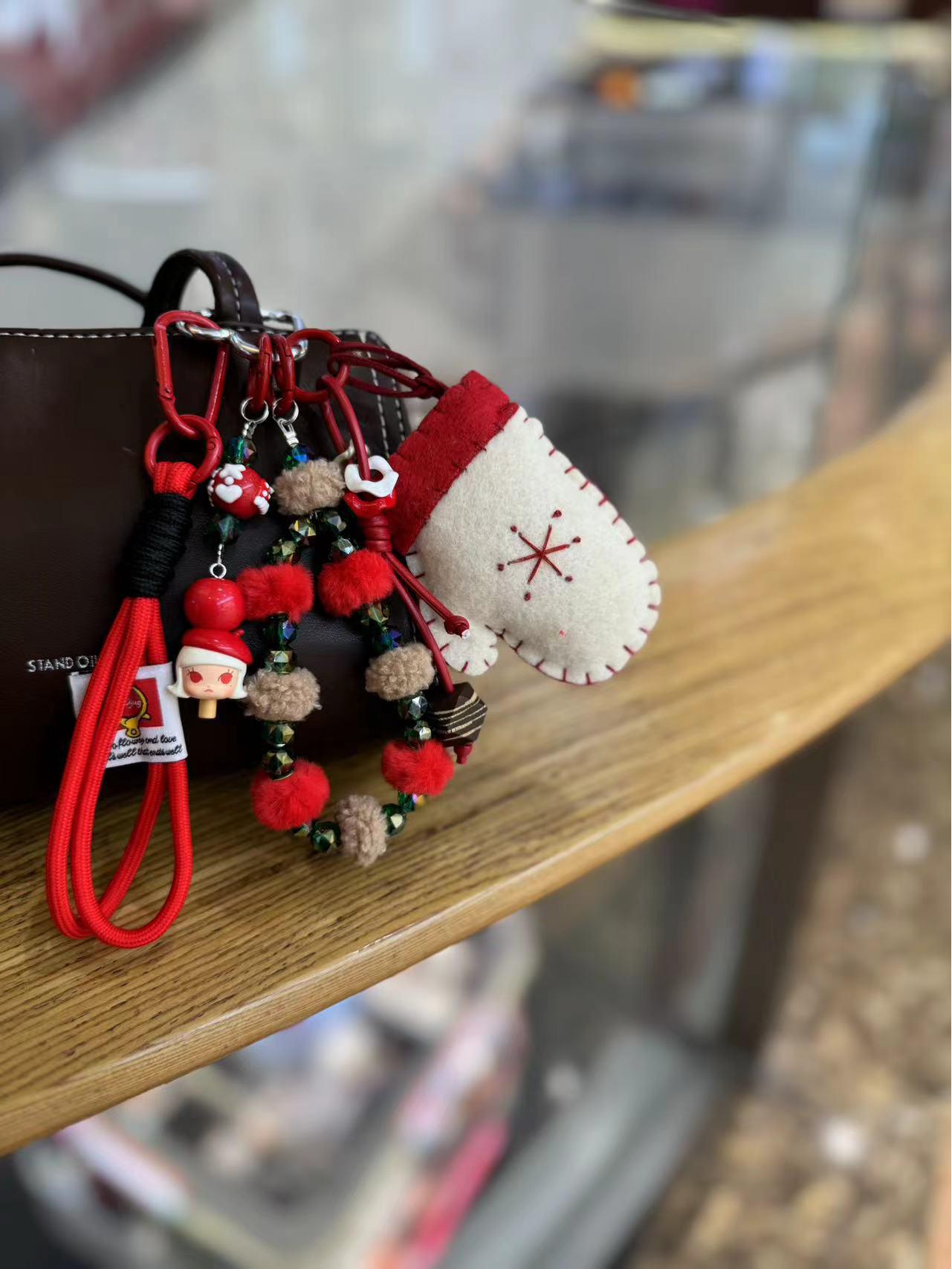 

Плюшевий брелок для сумки серії Miu: Милий ляльковий кулон та високоцінний брелок-аксесуар