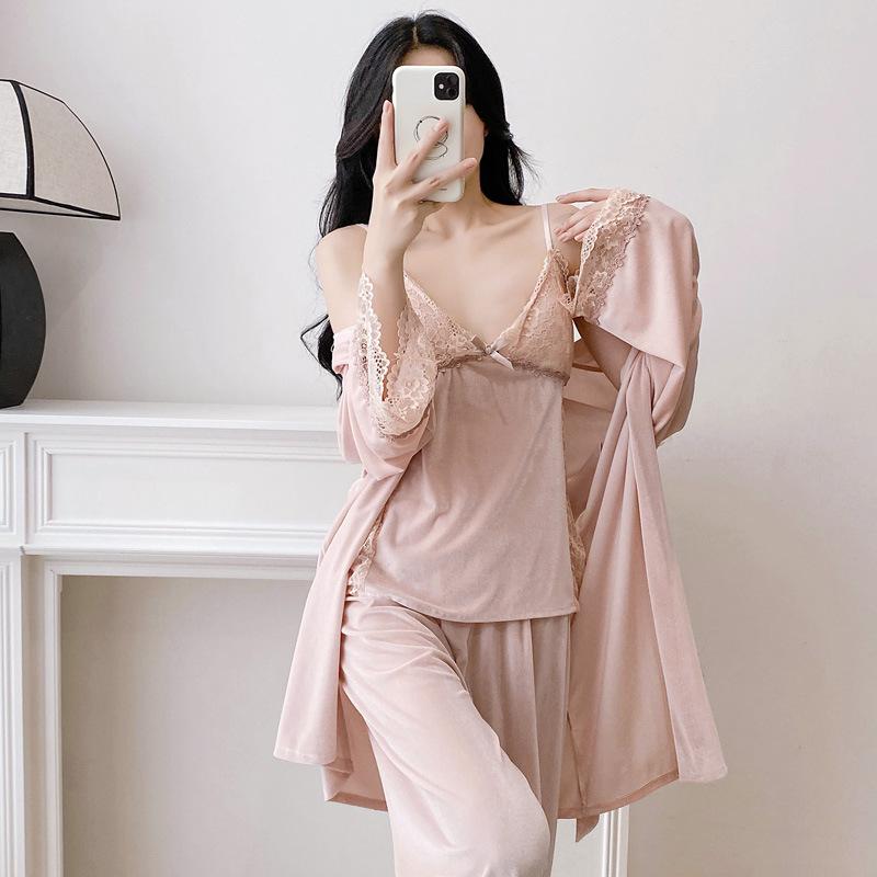 Damski trzyczęściowy zestaw piżamowy z aksamitnej koronki – koszulka na ramiączkach, długie spodnie i szlafrok.